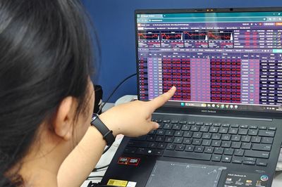 Cổ phiếu 'trụ' bị bán tháo, VN-Index chịu sức ép