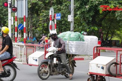 Hà Nội: Liều mình băng qua đường ray khi đèn đỏ, nhiều người bị cảnh sát giao thông xử lý