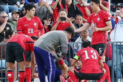 Son Heung-min tươi cười với cú đúp, còn đồng đội cay đắng chia tay World Cup