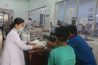 Bé trai nguy kịch vì tăm tre đâm thủng tim, tràn mủ màng tim hiếm gặp