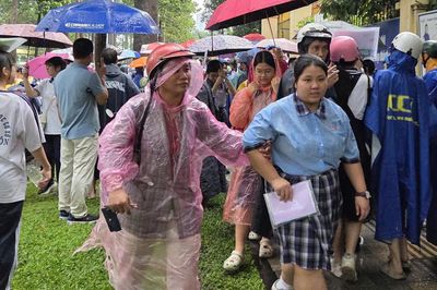 Đề thi lớp 10 chuyên lý có sai sót, thí sinh được bù thêm giờ