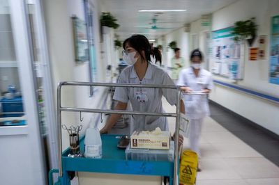Tăng nhiều phụ cấp đặc thù cho nhân viên y tế từ 15/7