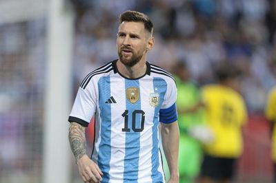 Nhà vô địch World Cup bị bão lớn tấn công