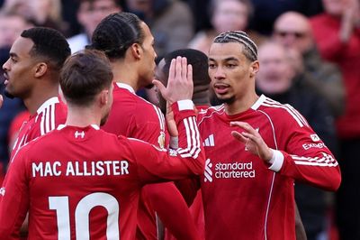 Liverpool dậy sóng với 9 thương vụ