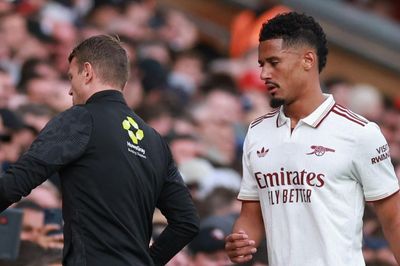 Arsenal 'đứng ngồi không yên' với Saliba