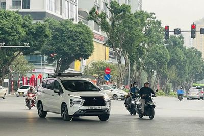 Xăng E10 bán đại trà ngày đầu: Lượng tiêu thụ dần ổn định, người dùng bắt đầu làm quen