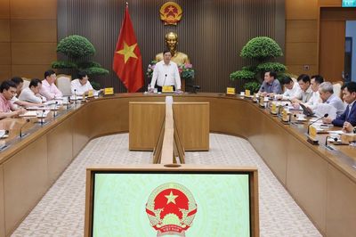 Phó Thủ tướng Thường trực Phạm Gia Túc họp về triển khai, phân phối xăng E10