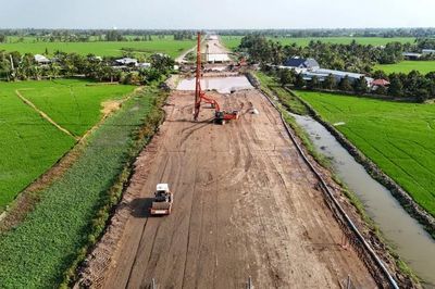Thiếu cát, đá thi công gây áp lực tiến độ cao tốc Châu Đốc-Cần Thơ-Sóc Trăng