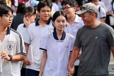 NHỮNG CÂU CHUYỆN NHỎ: Trước cổng trường thi