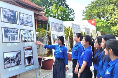 Triển lãm tranh cổ động và ảnh tư liệu Hành trình lý tuởng và niềm tin