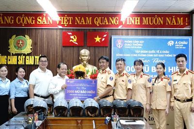 Tập đoàn Quốc tế Á Châu trao 2.000 mũ bảo hiểm đạt chuẩn cho người dân Đà Nẵng, chung tay xây dựng văn hóa giao thông an toàn