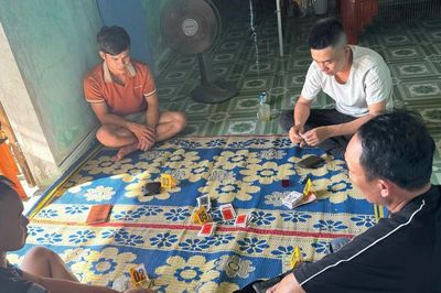 Khởi tố nhóm 'bác thằng bần'