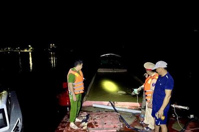 'Sa tặc' sa lưới trên sông
