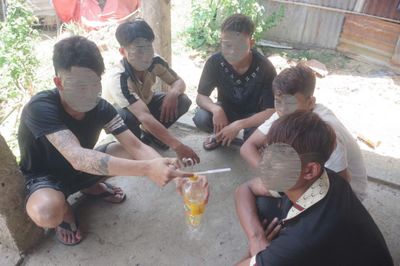 Trai làng chụm đầu 'đập đá'