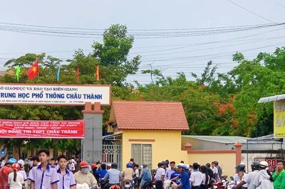 Phụ huynh An Giang lặng lẽ tiếp sức cùng con trong Kỳ thi tuyển sinh vào lớp 10