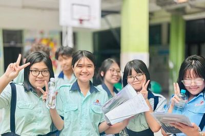 Đề Toán vừa sức, thí sinh TPHCM rạng rỡ rời phòng thi