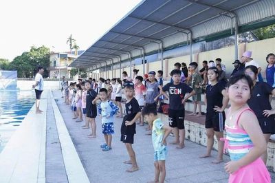 Dạy bơi miễn phí cho trẻ em trong dịp hè ở Quảng Ninh