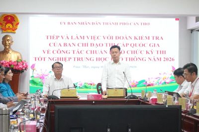 Thứ trưởng Lê Quân kiểm tra công tác chuẩn bị thi tốt nghiệp THPT tại Cần Thơ