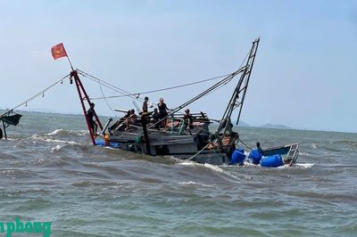 Tàu cá chìm trên biển, 4 ngư dân may mắn thoát nạn