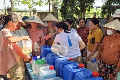 Mang rác... đi chợ mua hàng ở Hội An