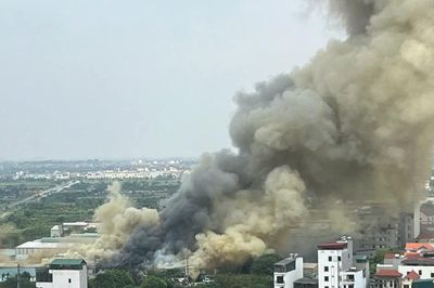 Khói đen cuồn cuộn bốc lên từ kho xưởng ở Hà Nội