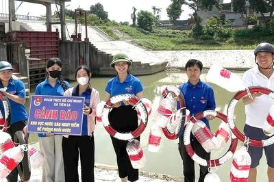 'Tái sinh' lốp cũ, can nhựa thành phao cứu sinh