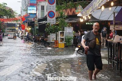 Người dân, du khách bì bõm lội nước trên 'phố Tây' Bùi Viện