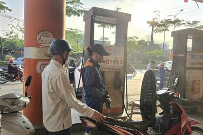 Xăng E10 ra thị trường: Cửa hàng chuyển đổi từng bước, người dân dần hưởng ứng