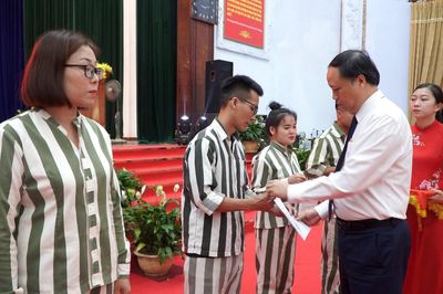Phó Chánh án Lê Tiến trao quyết định đặc xá