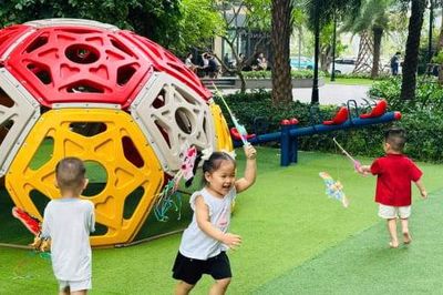 Con nghỉ hè, gia đình thành thị xoay xở ra sao?