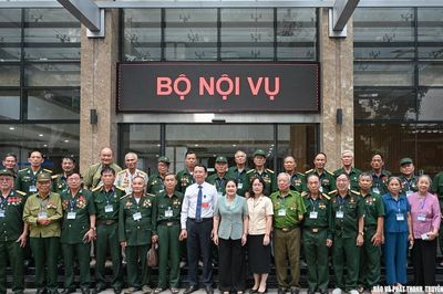 Thứ trưởng Bộ Nội vụ gặp mặt người có công tiêu biểu tỉnh Nghệ An