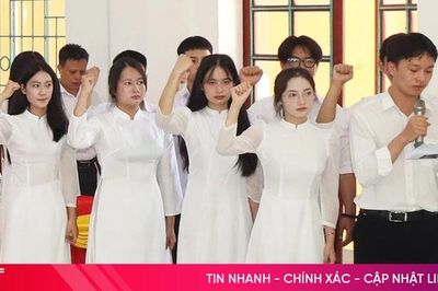 Ngôi trường nổi tiếng ở Đức Thọ có thêm 37 học sinh ưu tú đứng vào hàng ngũ của Đảng