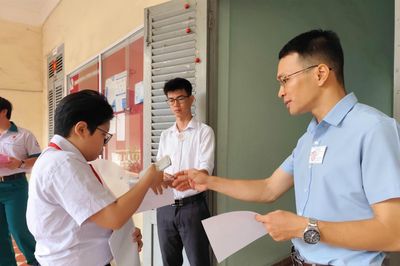 Thời tiết mát mẻ, thí sinh TP Hồ Chí Minh vui vẻ bước vào môn Toán