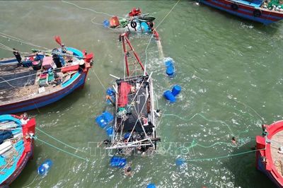 Sóng lớn làm chìm tàu cá công suất lớn của ngư dân Nghệ An