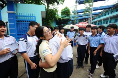 Những cái ôm sau cánh cổng trường thi tuyển sinh lớp 10