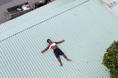 Dị nhân miền Tây thích 'nướng người' trên mái tôn giữa trưa 40 độ khiến cộng đồng mạng phát 'sốt'