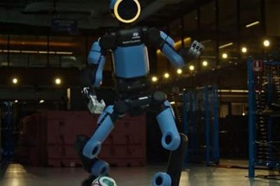 Robot Atlas của Hyundai phô diễn tuyệt kỹ bóng đá vắt chéo chân cực đỉnh