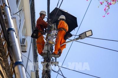 Áp lực với việc vận hành hệ thống điện mùa nắng nóng