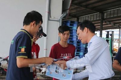 'Đến tận nhà, ra tận cảng' tuyên truyền chống khai thác IUU