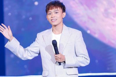 Ở quê Hồ Văn Cường có một bãi biển nổi tiếng với bãi cát đen dài hàng km
