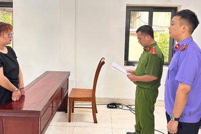 Khởi tố nữ đối tượng cầm dao truy sát người trong quán trà sữa