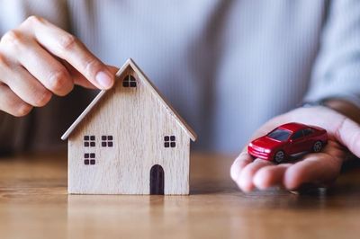 Nam thanh niên 30 tuổi 'ôm gánh nợ' đau đầu chuyện bán xe hay nhà lợi hơn
