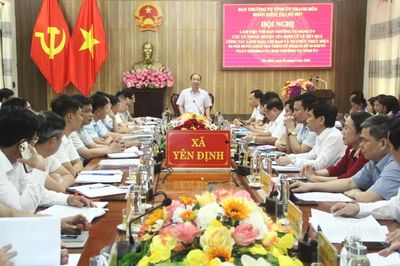 Phó Chủ tịch Thường trực HĐND tỉnh Lê Tiến Lam kiểm tra việc thực hiện chính quyền địa phương 2 cấp