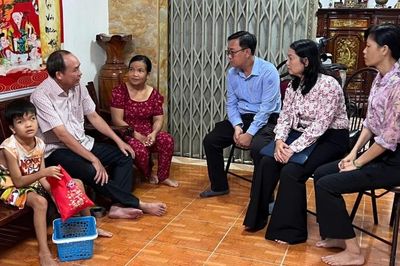 Thường trực Đảng ủy phường Long Xuyên tặng quà cho thiếu nhi dịp 1/6