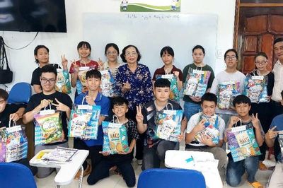 Nhiều phần quà tặng trẻ em có hoàn cảnh khó khăn