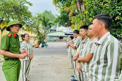 Niềm vui ngày trở về của những phạm nhân được đặc xá