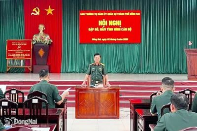 Chính ủy Bộ Chỉ huy Quân sự thành phố gặp gỡ, nắm tình hình tư tưởng tại Ban Chỉ huy Phòng thủ khu vực 2 - Long Khánh