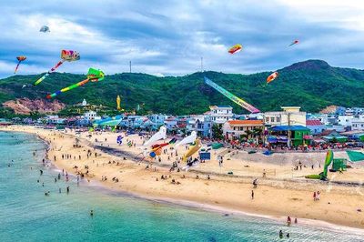Sôi động đua thuyền rồng, rực rỡ diều nghệ thuật