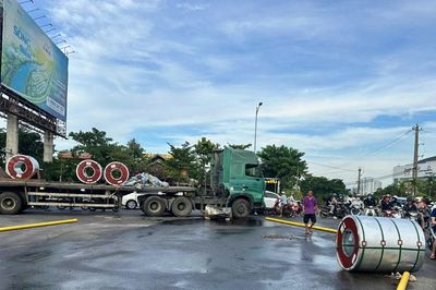 Gia Lai xử lý hàng loạt xe đầu kéo chở tôn cuộn không chằng buộc an toàn