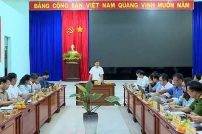 Phó Chủ tịch UBND tỉnh Nguyễn Hữu Quế làm việc với phường Thống Nhất